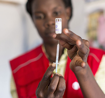 Eine Krankenschwester der Emergency Healt Unit aus Uganda bereitet eine Impfung vor. © Guilhem Alandry/Save the Children