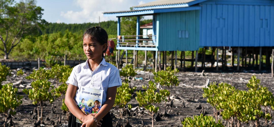Die 11-jährige Mina aus Kambodscha setzt sich in einem Schulprojekt für den Klimaschutz ein.