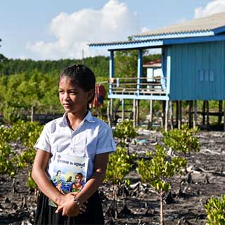 Die 11-jährige Mina aus Kambodscha setzt sich in einem Schulprojekt für den Klimaschutz ein.