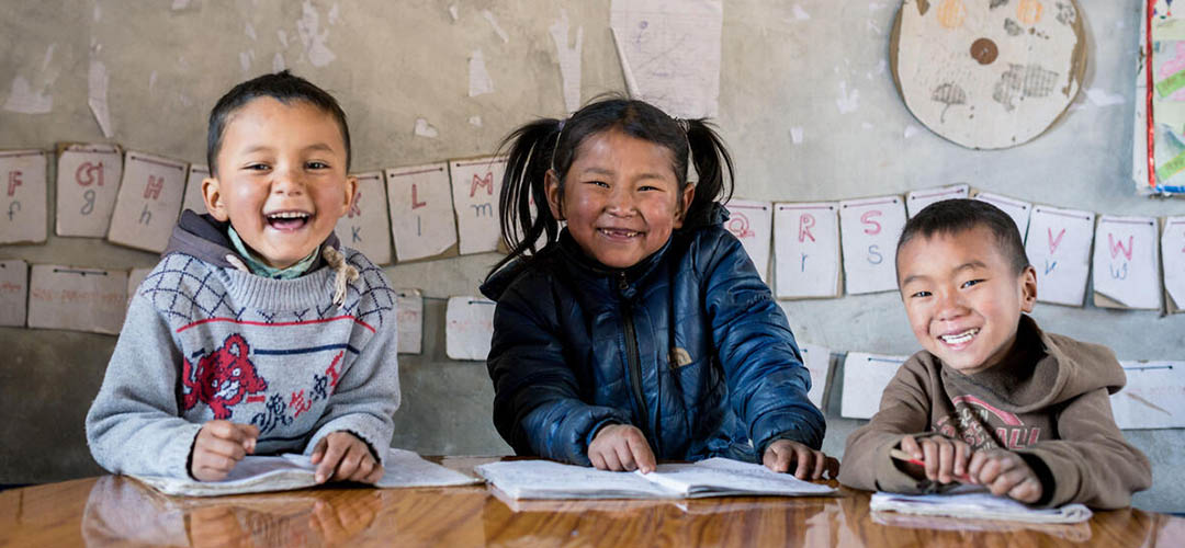 Der Schulbesuch ist wichtig für Kinder, um Freundschaften zu schließen und gemeinsam Spaß am Lernen zu entwickeln – so wie diese Schüler*innen aus Nepal. 