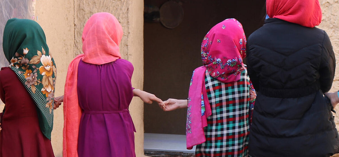 Kinder in Afghanistan halten sich an den Händen.