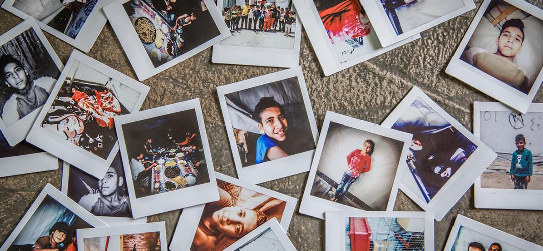 Auf diesen Polaroids hält ein junger Geflüchteter aus Syrien sein Leben und seinen Alltag im Flüchtlingscamp fest.