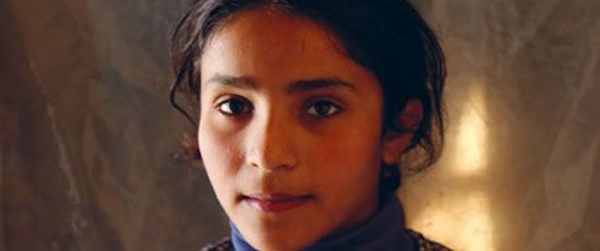 Ein Mädchen, das vor der Gewalt in ihrer Heimat Syrien fliehen musste. Zwei Kinder auf der Flucht aus Syrien, die sich mit Masken gegen Covid-19 schützen. Ein Junge aus Syrien auf der Flucht. © Nour Wahid / Save The Children