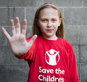 Ein Mädchen bei einer Veranstaltung von Save the Children, die ein Zeichen für Kinder im Krieg und auf der Flucht setzt. © Arie Kievit / Save the Children 