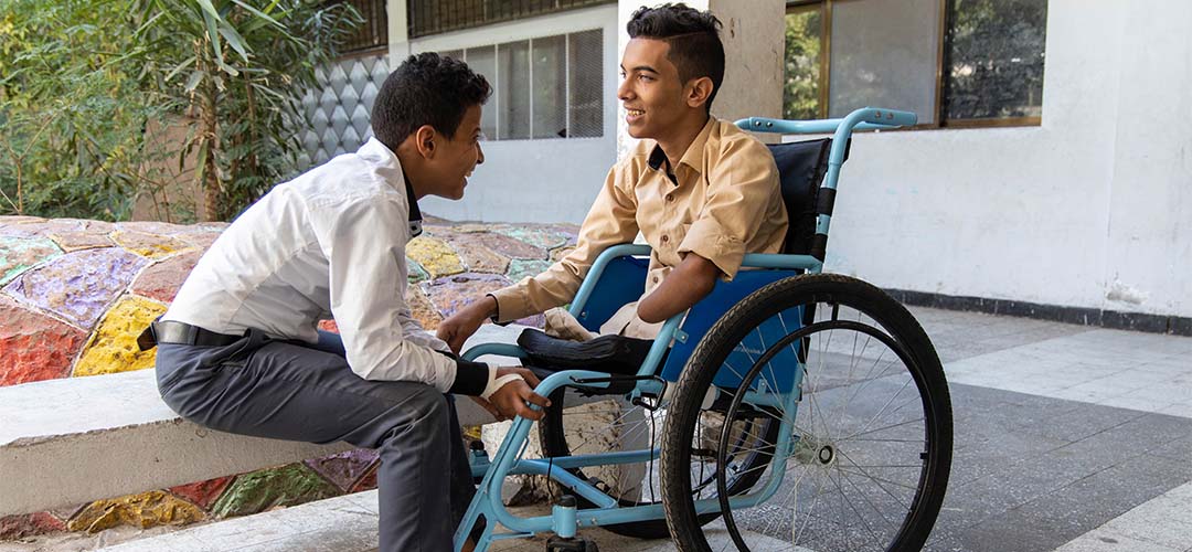 Ahmed* mit seinem Freund Waleed*. Trotz seiner Behinderung ist Ahmed* hoffnungsvoll, vor allem durch die Unterstützung seiner Freunde und seiner Gemeinde.