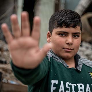 Mustafa* lebt mit seiner Familie in einem Konfliktgebiet im Irak. Bei einem Angriff wurde ihr Haus zerstört. Mustafa* wurde außerdem von einem Schrapnell im Rücken getroffen.