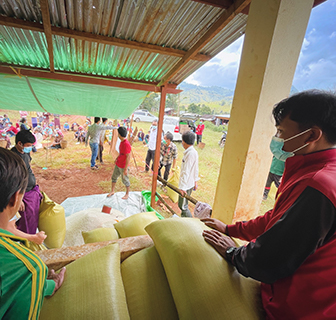 Save the Children verteilt Reis in einem Camp für Binnenvertriebene im Kayah-Staat im Osten Myanmars. © Save the Children 