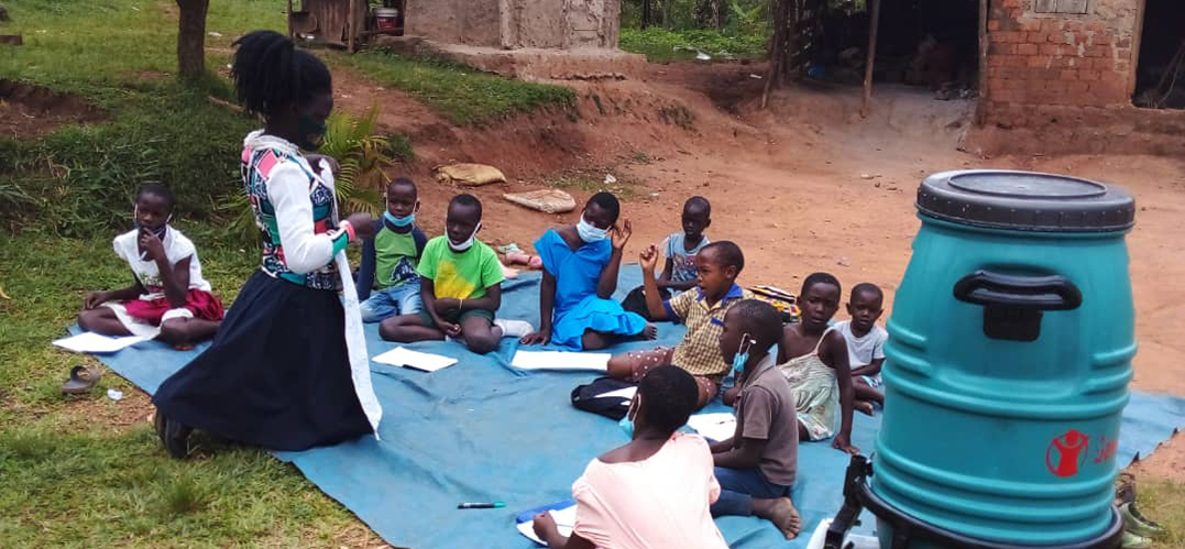 Kinder lernen in einem "Catch-up Club" in Uganda. © Save The Children 