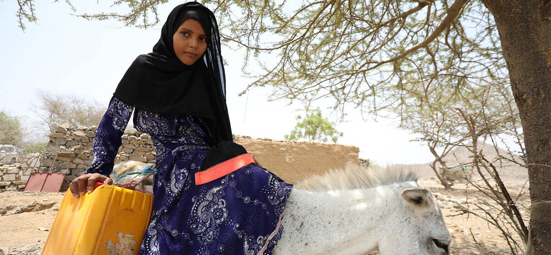 Afrah* lebt in einer ländlichen Region im Jemen. Um Wasser zu holen, war sie bis zu drei Stunden ins nächste Tal unterwegs. Der Konflikt belastet sie und ihre Familie in allen Lebensbereichen.