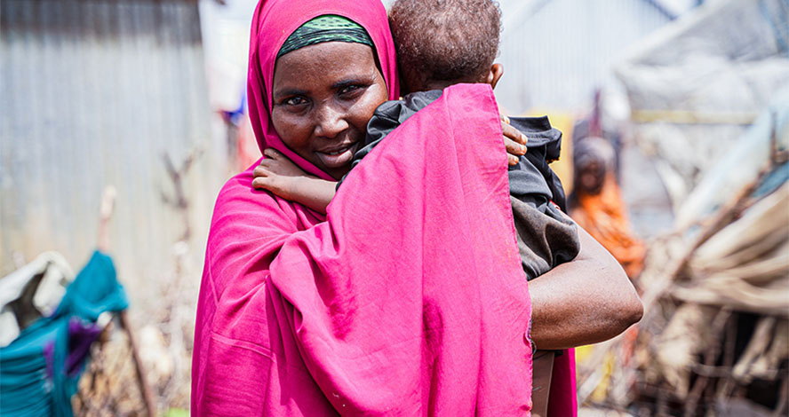 Ayaan*, 42 Jahre, aus Somalia hält ihren Sohn Mohammed*, 3 Jahre, auf dem Arm, der unterernährt ist. © Mohamed Shidane / Save the Children 