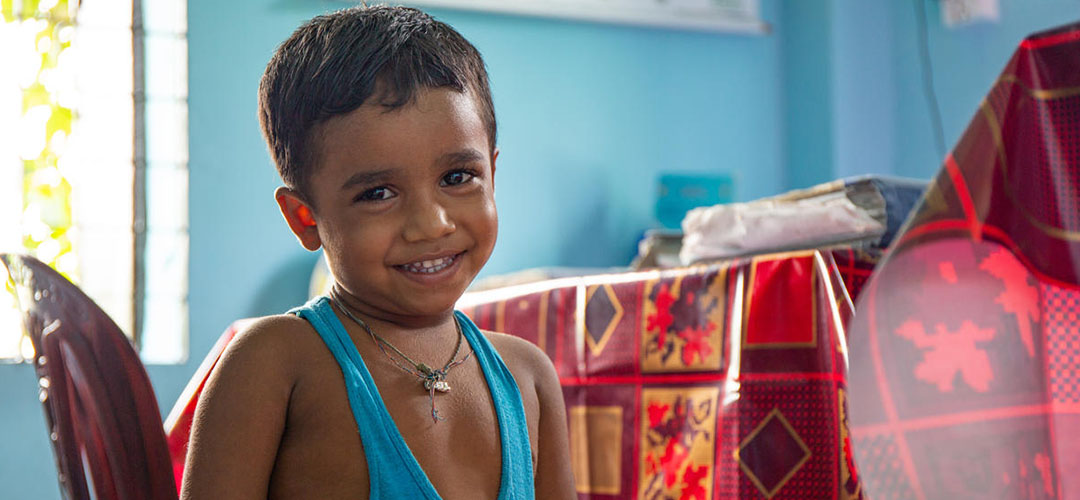 Der dreijährige Tawhid*aus Bangladesch wurde in einem Gesundheitszentrum untersucht, in dem Save the Children Gesundheitsfachkräfte zur Diagnose und Behandlung von Lungenentzündung ausbildet.