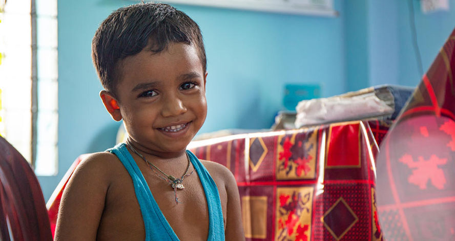 Der dreijährige Tawhid*aus Bangladesch wurde in einem Gesundheitszentrum untersucht, in dem Save the Children Gesundheitsfachkräfte zur Diagnose und Behandlung von Lungenentzündung ausbildet.
