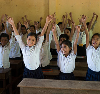 Schüler*innen aus Kambodscha, die an einem Bildungsprojekt von Save the Children teilnehmen, finanziert aus Spenden unserer Unterstützer*innen.