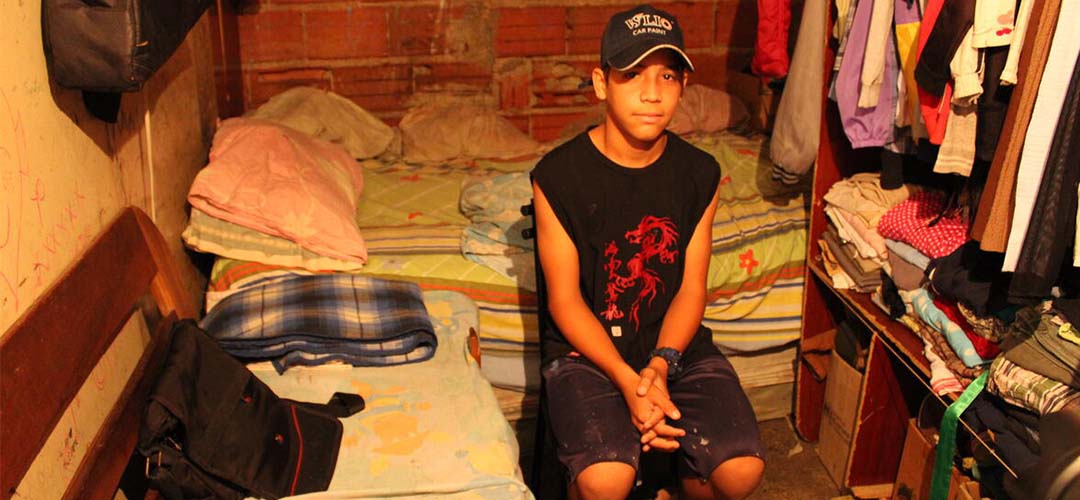 Luis* in seinem Schlafzimmer, das er mit seinem Bruder und seiner Mutter teilt. © Daniela Gómez Arguinzones / Save the Children