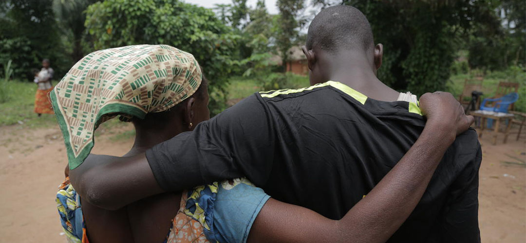 Yannik* Arm in Arm mit seiner Mutter. © Mike Sunderland / Save the Children 