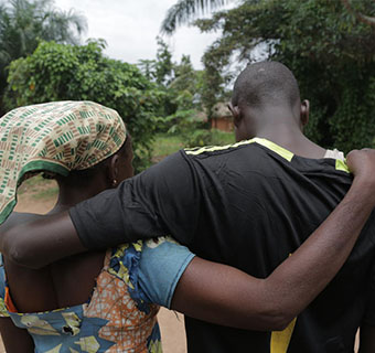 Yannik* Arm in Arm mit seiner Mutter. © Mike Sunderland / Save the Children 