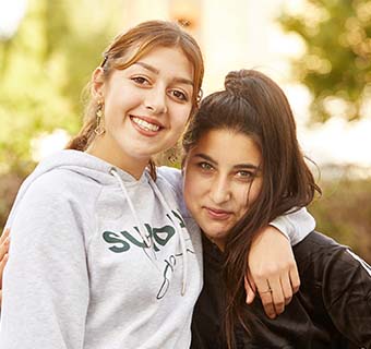 Zwei Teilnehmerinnen an dem Vorgängerprojekt "Mädchen. Machen. Zukunft." von Save the Children Deutschland. © Laura Jost