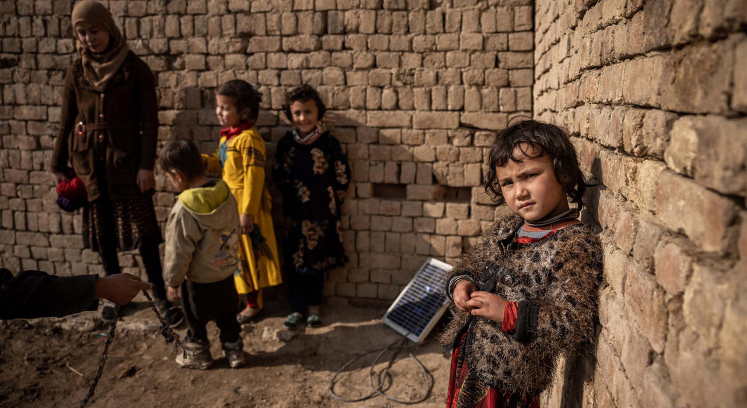 Arzoo* mit ihren Geschwistern vor ihrem Haus in Afghanistan. © Jim Huylebroek / Save The Children 