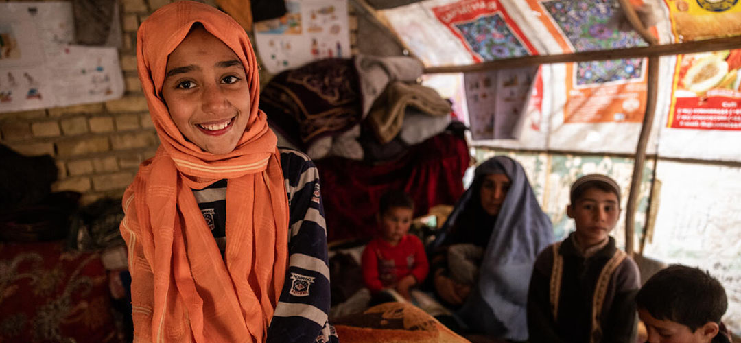 Lalaah* gemeinsam mit ihrer Familie in ihrem Zuhause, das mit Plastikplanen umspannt ist. © Jim Huylebroek / Save The Children