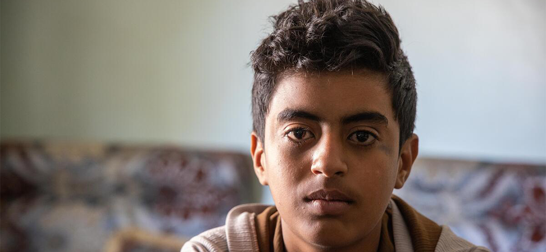 Isaac* lebt im Jemen. Seit er beim Fußballspielen auf dem Schulhof von einem Scharfschützen verletzt wurde, hat er Angst, in die Schule zu gehen.