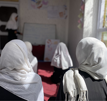 Mädchen besuchen gemeindebasierten Unterricht in Kabul. © Claudia Vessey / Save the Children
