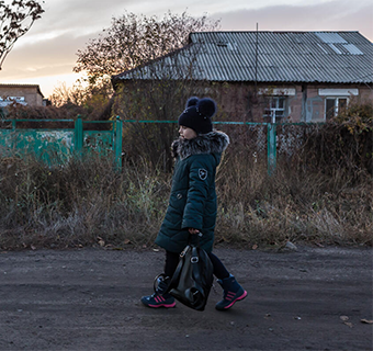Das sechsjährige Mädchen Olha* lebt mit ihrer Mutter und Schwester in der Ostukraine, wo der bewaffnete Konflikt bereits im Jahr 2014 begann. Kinder wie Olha* sind seit acht Jahren dem täglichen Risiko ausgesetzt, durch Beschießungen, Minen und Gewalt verletzt zu werden. © Oksana Parafeniuk / Save the Children