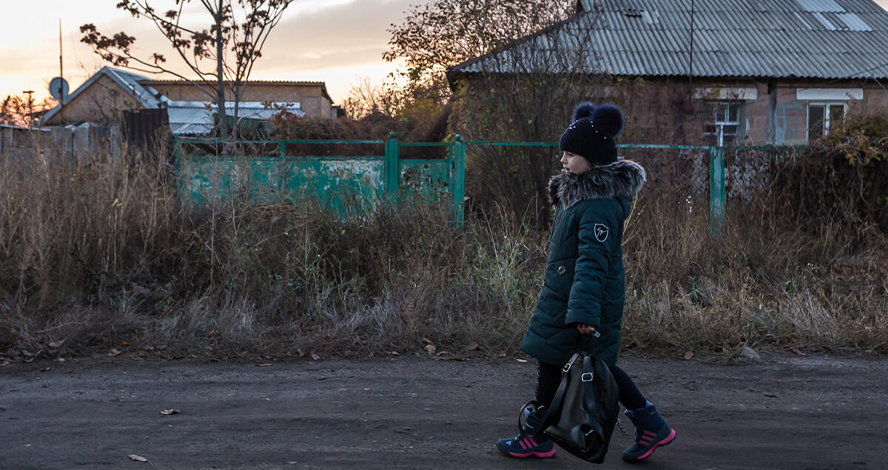 Das sechsjährige Mädchen Olha* lebt mit ihrer Mutter und Schwester in der Ostukraine, wo der bewaffnete Konflikt bereits im Jahr 2014 begann. Kinder wie Olha* sind seit acht Jahren dem täglichen Risiko ausgesetzt, durch Beschießungen, Minen und Gewalt verletzt zu werden.