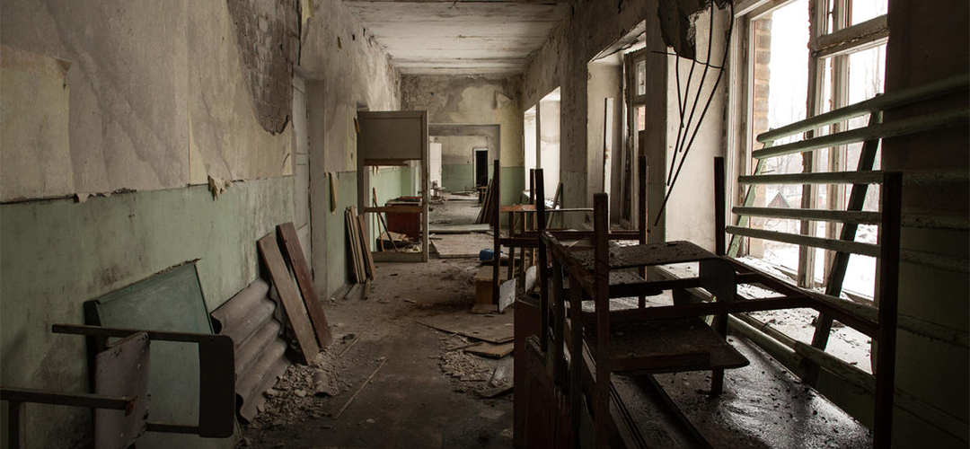 Dieses zerstörte Gebäude war einst eine Schule in der Ostukraine, die 1.200 Kinder besuchten. Das Schulgebäude wurde 2015 von mehreren Granaten getroffen, die das gesamte Dach, mehrere Klassenräume und 160 Fenster zerstörten.