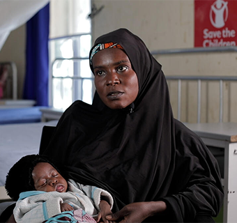 Die vierjährige Fatima* aus Nigeria war bereits mit drei Monaten stark unterernährt. In einem Stabilisierungszentrum wurde sie mit Nahrung und Medikamenten behandelt, bis sich ihr Zustand verbesserte. Ohne die Behandlung hätte sie wahrscheinlich nicht überlebt.