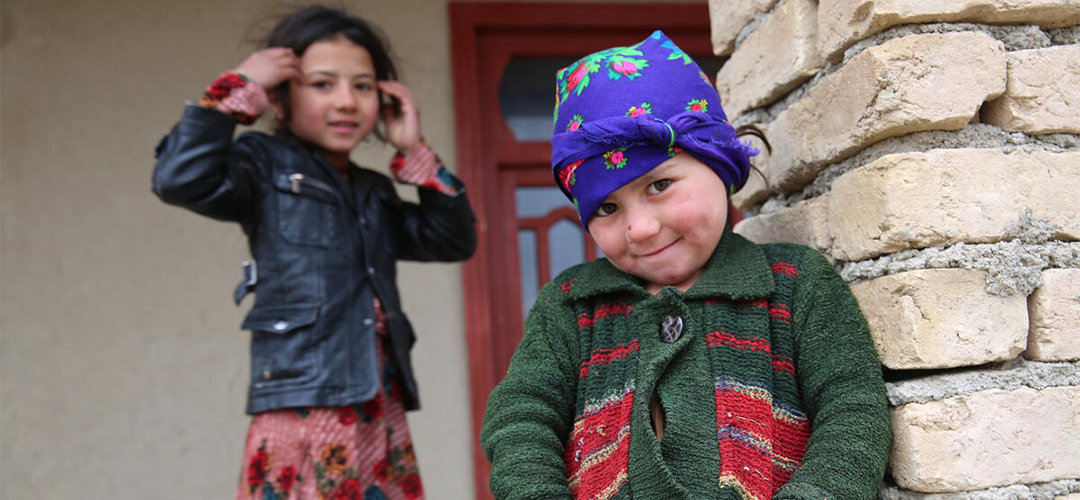 Tarina*, 3 Jahre und ihre Schwester Maryam*, 8 Jahre, leben mit ihrem Vater Mohammad* im Norden Afghanistans, der besonders von den Folgen der Dürre betroffen ist.