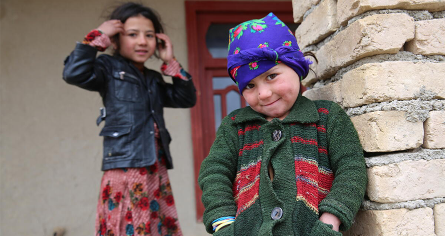 Tarina*, 3 Jahre und ihre Schwester Maryam*, 8 Jahre, leben mit ihrem Vater Mohammad* im Norden Afghanistans, der besonders von den Folgen der Dürre betroffen ist.