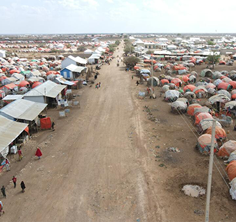 Save the Children unterstützt Kinder und Familien, die aufgrund der schweren Dürre ihre Heimat verlassen müssen und Zuflucht in Notaufnahmecamps finden. So auch in einem Geflüchtetencamp in Baidoa, gelegen im Südwesten Somalias.