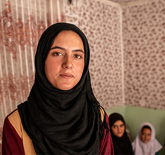 Omera* lebt derzeit mit ihrer Mutter und ihren Geschwistern in Kabul, Afghanistan. Sie macht sich Sorgen um sich und ihre Familie, denn ihr Geld reicht oft nicht aus, um genug Lebensmittel kaufen zu können.