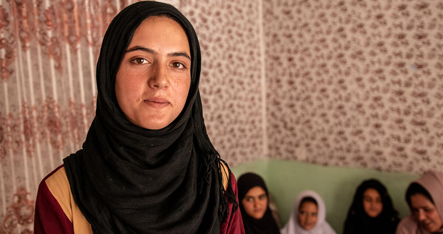 Omera* lebt derzeit mit ihrer Mutter und ihren Geschwistern in Kabul, Afghanistan. Sie macht sich Sorgen um sich und ihre Familie, denn ihr Geld reicht oft nicht aus, um genug Lebensmittel kaufen zu können.