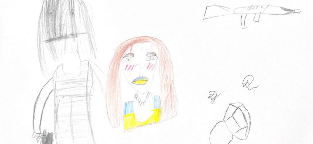 Dieses Bild wurde von einem zwölfjährigen Mädchen gezeichnet. Es zeigt eine weinende Frau in den Farben der ukrainischen Flagge. Neben ihr steht ein gesichtsloser grauer Soldat, während am Himmel Bomben von einem Flugzeug abgeworfen werden. © Save the Children