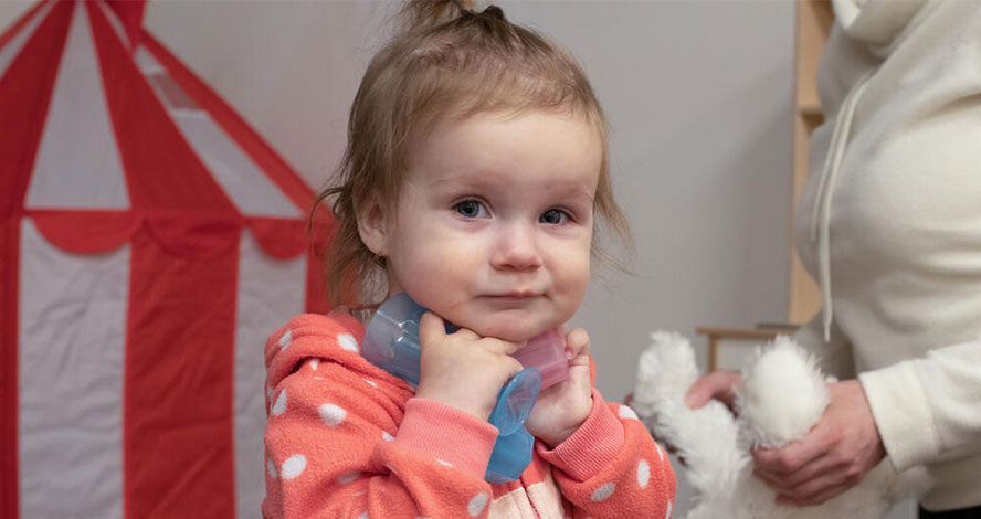 Die 14-Monate-alte Kristina* floh mit ihrer Mutter aus der Ukraine, nachdem unweit von ihrem Zuhause Kämpfe ausbrachen. Sie fand Zuflucht in einem Aufnahmezentrum für Geflüchtete in Polen, wo Save the Children Familien und Kinder unterstützt.