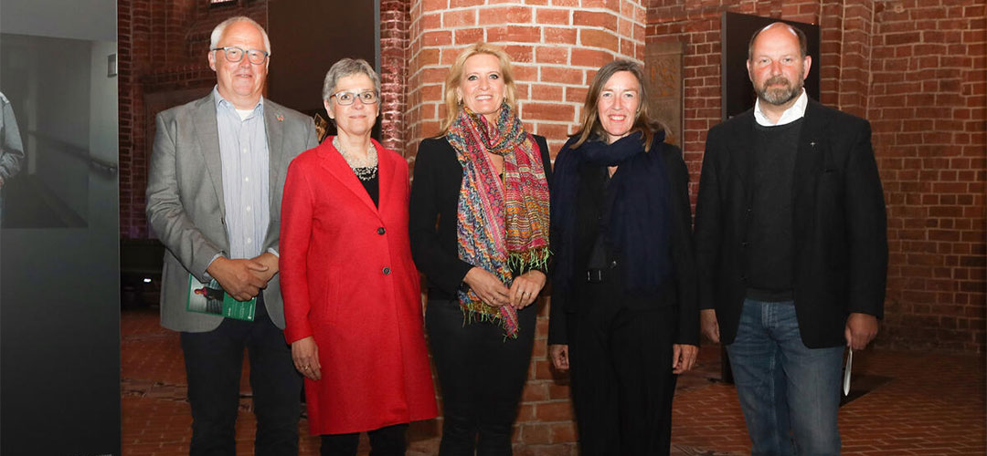 Das Bild zeigt von links die Organisator*innen der Vernissage: Heiner Wedemeyer, Anke Cornelius-Heide, Claudia Kleinert, Martina Dase und Dr. Andreas Crystall.