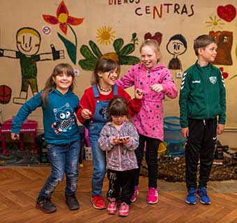 Save the Children hat Schutz- und Spielräume in Nachbarländern der Ukraine für geflüchtete Kinder aufgebaut. Dort können sie in Sicherheit spielen, malen und ihre Erlebnisse und Traumata verarbeiten. © Dalius Pacevičius / Save the Children