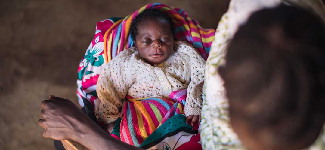 Der Beginn des Lebens: Trizer kam in einem Gesundheitszentrum zur Welt. Keine Selbstverständlichkeit im ländlichen Kenia – zwei ihrer älteren Geschwister wurden noch zu Hause geboren. © Sarah Waiswa / Save the Children