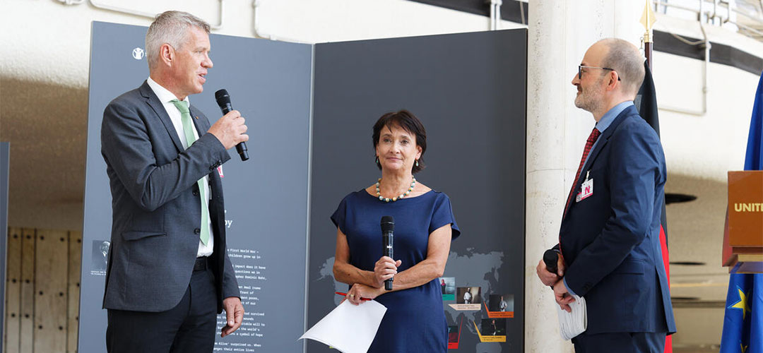 Die Geschäftsführer von Save the Children Schweiz (links: Adrian Förster) und Deutschland (rechts: Florian Westphal) bedankten sich für die Einladung der Ausstellung nach Genf und appellierten an die Gäste, sich auch weiterhin für Kinder in Kriegen zu engagieren.
