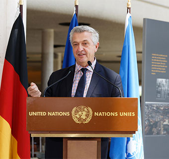 UN-Hochkommissar für Flüchtlinge Filippo Grandi eröffnete die Fotoausstellung „Ich lebe“ im Genfer Völkerbundpalast mit einer eindringlichen Rede. © Pascal Casagrande / Save the Children
