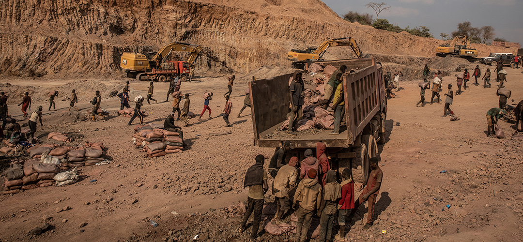 Arbeiter*innen in der Grube transportieren Rohmaterial. © Hugh Kinsella Cunningham / Save the Children