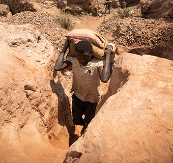 Ein Minderjähriger arbeitet im Kobalt-Bergbau in der Region Kolwezi. © Hugh Kinsella Cunningham / Save the Children