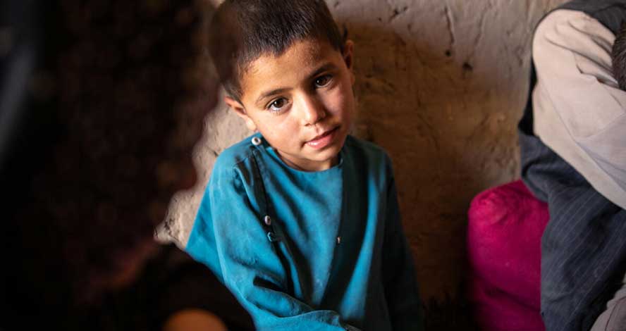 Hanif* (7) und seine Familie wurden aus ihrem Haus in Afghanistan vertrieben, weil sie sich weigerten eines ihrer Kinder zu verkaufen. Sie konnten sich die Miete und Lebensmittel nicht mehr leisten. © Sacha Myers / Save the Children