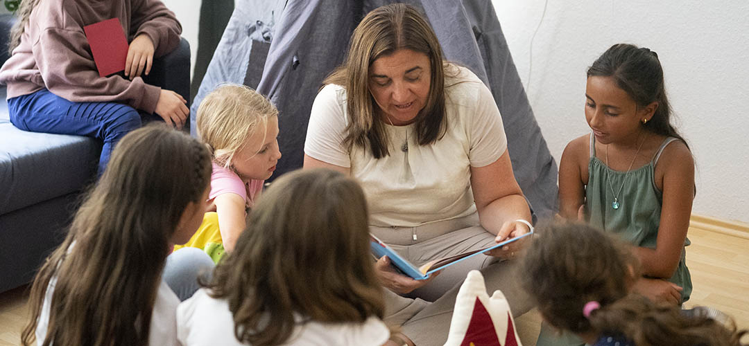 Frau Deligöz liesst aus einem Buch vor. © Mauro Bedoni / Save the Children.