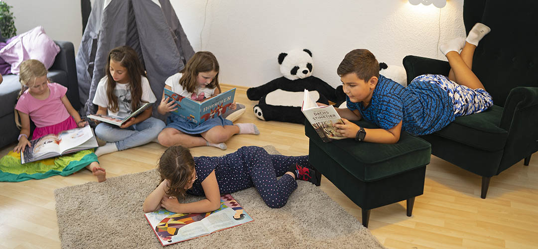 Kinder lesen gemeinsam in einer LeseOase von Save the Children. © Mauro Bedoni / Save the Children
