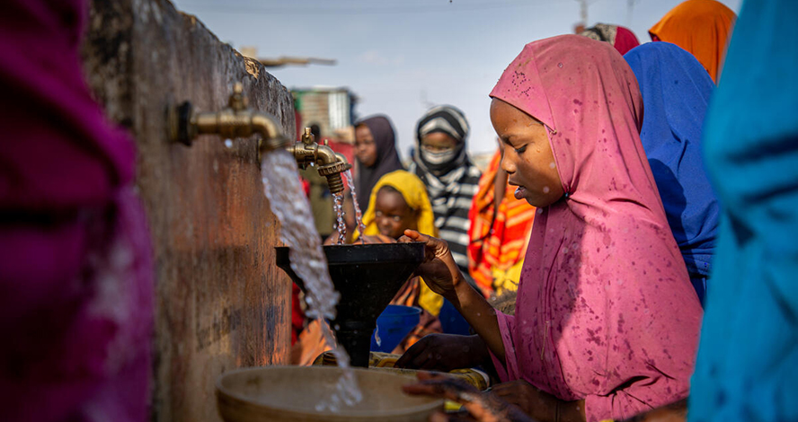 Ladan* (10) beim Wasser holen in Somalia. Ihr kleiner Bruder war schwer mangelernährt, konnte jedoch auf der lokalen Gesundheitsstation erfolgreich behandelt werden. Save the Children unterstützt die Familie außerdem mit Bargeltransfers. © Muatafa Saeed / Save the Children