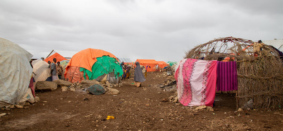 Im Aufnahmecamp in der Bay-Region im Südwesten Somalias bekommen viele Menschen nur eine Mahlzeit am Tag. Die Bewohner*innen flüchteten aus ihrem Zuhause, um Zugang zu Essen, Wasser und Schutz zu finden.