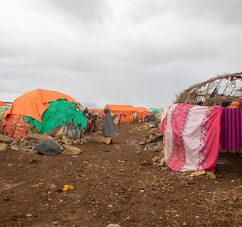 Im Aufnahmecamp in der Bay-Region im Südwesten Somalias bekommen viele Menschen nur eine Mahlzeit am Tag. Die Bewohner*innen flüchteten aus ihrem Zuhause, um Zugang zu Essen, Wasser und Schutz zu finden.