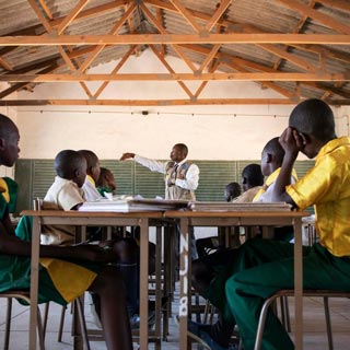 Schüler*innen in einer Projektgruppe in ihrer Schule in Simbabwe. 